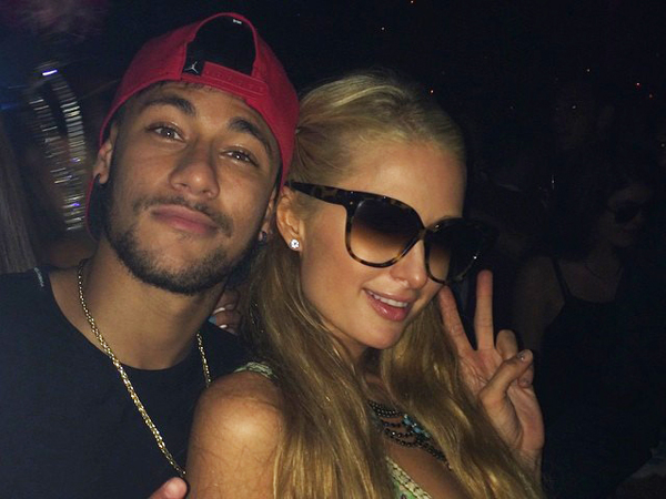 Masih Cedera, Neymar Asyik Berpesta dengan Paris Hilton di Ibiza!
